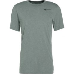 Nike Performance BREATHE HYPER DRY Tshirt z nadrukiem clay green/light pumice/black. T-shirty Nike Performance. Za 149.00 zł.