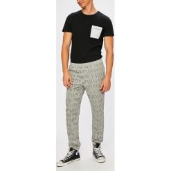 Emporio Armani - Spodnie. Spodnie materiałowe marki Emporio Armani. W wyprzedaży za 199.90 zł.