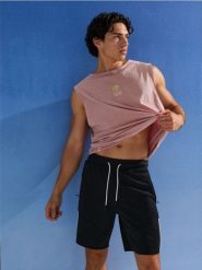 Szorty dresowe z ozdobnymi lampasami - czarny. Czarne krótkie spodenki sportowe Sinsay, l, bez wzorów, z dresówki. Za 49.99 zł.