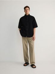 Koszula oversize - czarny. Czarne koszule Reserved, l, bez wzorów, z bawełny, bez kołnierzyka, bez ramiączek. W wyprzedaży za 49.99 zł.