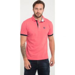 Koszulka polo "Open" - Regular fit - w kolorze koralowym. Koszulki polo marki Sir Raymond Taylor, z haftami, z bawełny, polo, z krótkim rękawem. W wyprzedaży za 86.95 zł.