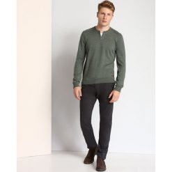 SWETER DŁUGI RĘKAW MĘSKI Z GUZIKIEM. Swetry nierozpinane marki TOP SECRET. W wyprzedaży za 59.99 zł.