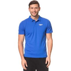 Funkcyjna koszulka polo w kolorze niebieskim. Koszulki polo marki Speedo, z nadrukiem, z materiału, polo, z krótkim rękawem. W wyprzedaży za 78.95 zł.
