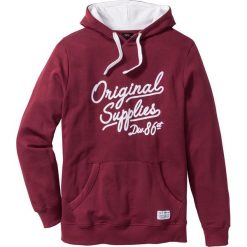 Bluza z kapturem i nadrukiem Regular Fit bonprix jeżynowy. Fioletowe bluzy z kapturem marki bonprix, z nadrukiem. Za 79.99 zł.