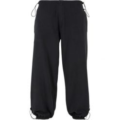 Ciężki jogging Urban Classics Parachute. Czarne szorty Urban Classics, m, bez wzorów, z bawełny. Za 243.50 zł.