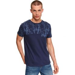 T-SHIRT KRÓTKI RĘKAW MĘSKI Z NADRUKIEM. Niebieskie bluzki z długim rękawem TOP SECRET, l, bez wzorów, z bawełny, bez kołnierzyka, bez ramiączek. W wyprzedaży za 19.99 zł.