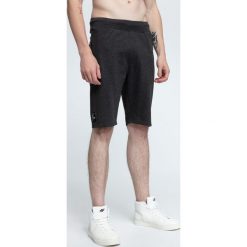 Spodenki dresowe męskie SKMD003 - ciemny szary melanż. Krótkie spodenki sportowe marki 4F. W wyprzedaży za 79.99 zł.