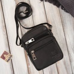 Saszetka męska na ramię skórzana pojemna czarna Paolo Peruzzi T-133-BL. Czarne torby na ramię bez wzorów, ze skóry, na ramię, małe, bez dodatków. Za 99.99 zł.