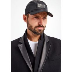 Czapka z daszkiem LES HOMMES. Czarne czapki z daszkiem Les Hommes, z aplikacjami. W wyprzedaży za 369.50 zł.