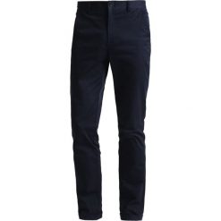 Casual Friday Chinosy navy. Eleganckie spodnie marki Casual Friday. W wyprzedaży za 254.15 zł.