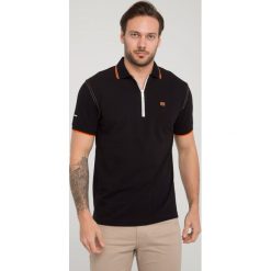 Koszulka polo "Jigger" - Regular fit - w kolorze czarnym. Koszulki polo marki Sir Raymond Taylor, z aplikacjami, z bawełny, polo, z krótkim rękawem. W wyprzedaży za 86.95 zł.