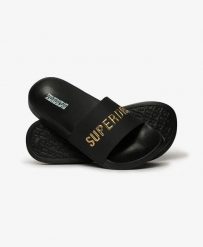 Superdry Vegan Logo Pool Klapki – Black/Metallic Gold. Czarne klapki Superdry, z poliesteru. Za 180.45 zł.