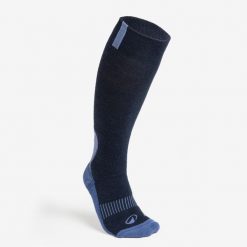 Ciepłe skarpety jeździeckie dla dorosłych niebieskie. Niebieskie skarpety Decathlon, bez wzorów, z wełny. Za 39.99 zł.