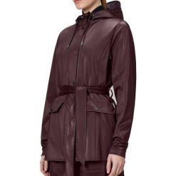 Kurtka RAINS CURVE JACKET W3 Bordeaux. Czerwone kurtki Rains, bez wzorów, z syntetyku, bez kaptura. Za 485.34 zł.