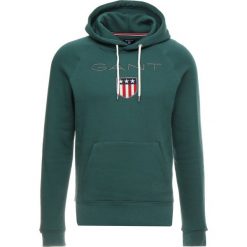 GANT SHIELD HOODIE Bluza z kapturem june bug green. Bluzy marki GANT. Za 419.00 zł.