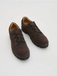 Zamszowe półbuty - ciemnobrązowy. Brązowe eleganckie półbuty Reserved, bez wzorów, ze skóry, bez obcasa, bez zapięcia. Za 219.99 zł.