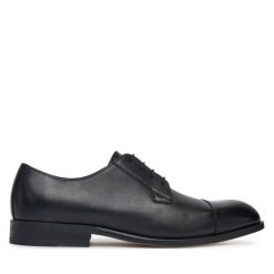 Półbuty BOSS. Czarne eleganckie półbuty Boss, bez wzorów, bez obcasa, bez zapięcia. Za 609.99 zł.