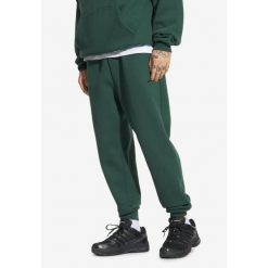 Spodnie dresowe męskie Prosto Darn. Zielone szorty Prosto., m, bez wzorów, z dresówki. W wyprzedaży za 174.99 zł.