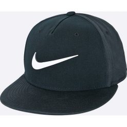 Nike Sportswear - Czapka. Czapki z daszkiem marki Nike Sportswear. W wyprzedaży za 39.90 zł.