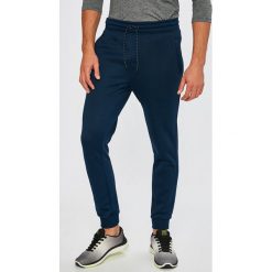 Under Armour - Spodnie Storm Armour. Spodnie treningowe długie Under Armour. W wyprzedaży za 239.90 zł.
