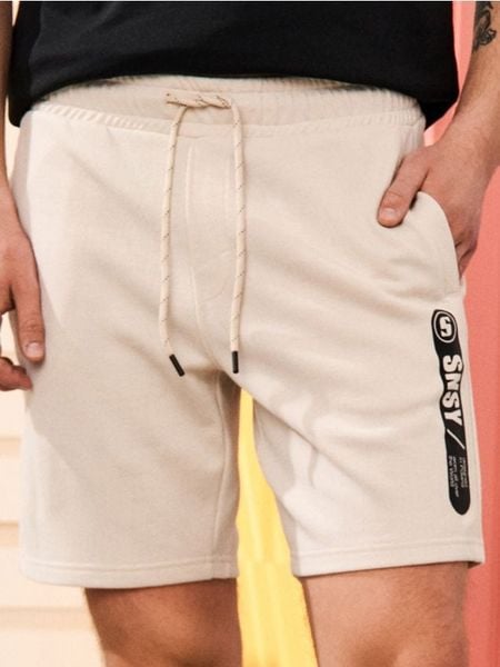 Szorty wiązane w talii z ozdobnym napisem - beżowy. Brązowe krótkie spodenki sportowe Sinsay, l, bez wzorów. W wyprzedaży za 14.99 zł.