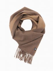 Dwustronny szalik męski w kratkę z frędzlami – brązowo-beżowy V2 OM-ACSF-0118 - uniwersalny. Brązowe szaliki Ombre Clothing, bez wzorów, z materiału. Za 53.99 zł.
