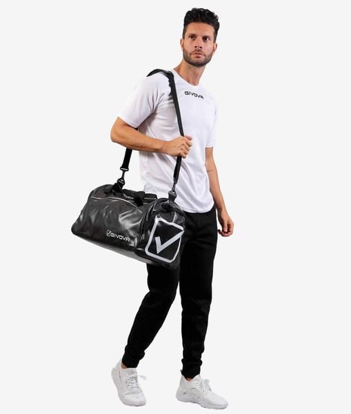 Torba sportowa Givova Trend czarna. Czarne torby na ramię Givova, z aplikacjami, z materiału, na ramię, zdobione, bez dodatków. Za 164.99 zł.