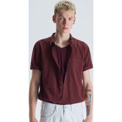 Koszula z krótkim rękawem basic - Bordowy. Czerwone koszule Cropp, l, bez wzorów, bez kołnierzyka, bez ramiączek. W wyprzedaży za 29.99 zł.