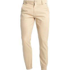 Publish JOGGER Spodnie materiałowe khaki. Joggery i bojówki marki Publish. Za 459.00 zł.