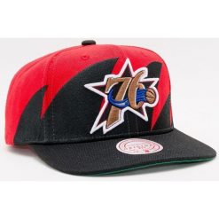 Czapka Mitchell & Ness Philadelphia 76ers Snapback. Czarne czapki z daszkiem Mitchell & Ness, bez wzorów. Za 177.99 zł.