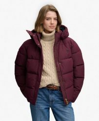 Superdry Premium Pikowana Kurtka z Kapturem, ocieplana – Fig Purple. Fioletowe kurtki Superdry, bez wzorów, z materiału, z kapturem. Za 618.35 zł.