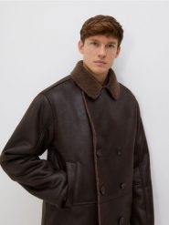 Kurtka sherpa z kołnierzem - ciemnobrązowy. Brązowe kurtki Reserved, l, bez wzorów, z tkaniny, bez kaptura. Za 359.99 zł.