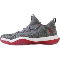 Jordan LUNAR SUPER.FLY LOW Obuwie do koszykówki wolf grey/university red/cool grey/white. Buty do koszykówki marki Jordan. W wyprzedaży za 412.30 zł.