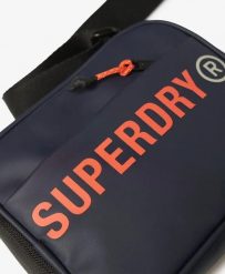 Superdry Torba na ramię Tarp – Kompaktowa i wytrzymała – ECLIPSE NAVY. Niebieskie torby na ramię Superdry, bez wzorów, na ramię, małe, bez dodatków. Za 180.15 zł.