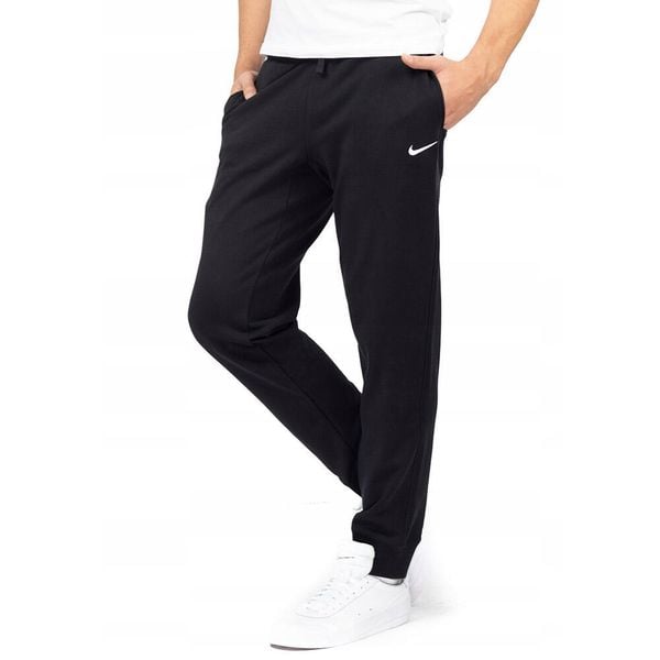 Spodnie Dresowe Męskie Nike Club Fleece. Czarne szorty Nike, m, bez wzorów, z dresówki. Za 189.20 zł.