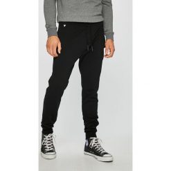 Guess Jeans - Spodnie. Spodnie materiałowe marki Guess Jeans. W wyprzedaży za 279.90 zł.