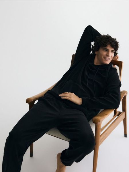 Polarowa bluza z kapturem - czarny. Czarne bluzy z kapturem Reserved, l, bez wzorów, z dzianiny, z kapturem. W wyprzedaży za 55.99 zł.