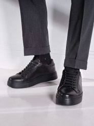 British Passport Skórzane sneakersy w kolorze czarnym rozmiar: 46. Czarne buty sportowe casual British Passport, bez wzorów, bez zapięcia. Za 404.99 zł.