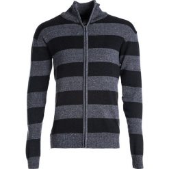 Ciemnoszary Sweter Mildmay. Szare swetry nierozpinane Born2be, na jesień, l, bez wzorów, bez kołnierzyka, bez ramiączek. Za 59.99 zł.