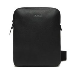 Saszetka Calvin Klein. Czarne torby na ramię CALVIN KLEIN, bez wzorów, małe, bez dodatków. Za 279.99 zł.