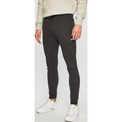Nike Sportswear - Spodnie. Czarne spodnie materiałowe Nike Sportswear, na co dzień, l, bez wzorów, z bawełny, casualowe. Za 259.90 zł.