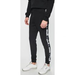 Reebok Classic - Spodnie. Spodnie materiałowe marki Reebok Classic. W wyprzedaży za 219.90 zł.