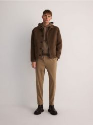 Spodnie jogger z wiskozą - brązowy. Brązowe joggery i bojówki Reserved, l, bez wzorów, z tkaniny. W wyprzedaży za 39.99 zł.