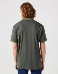 MĘSKA KOSZULKA POLO POLÓWKA WRANGLER POLO SHIRT DUSTY OLIVE 112350410 W709013993. Zielone koszulki polo Wrangler, m, bez wzorów, bez kołnierzyka, bez ramiączek. Za 89.99 zł.