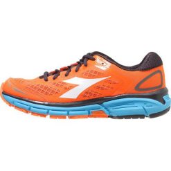 Diadora MYTHOS SHINDANO 5 Obuwie do biegania treningowe orange/white. Buty treningowe marki Diadora, z materiału. Za 449.00 zł.