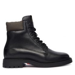 Kozaki Tommy Hilfiger. Czarne kozaki Tommy Hilfiger, bez wzorów, bez obcasa, bez zapięcia. Za 679.99 zł.