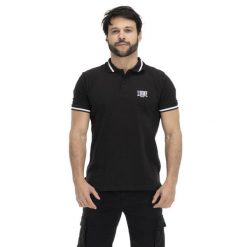 Podstawowa męska koszulka polo z kontrastowymi detalami. Czarne koszulki polo LEONE 1947 APPAREL, l, bez wzorów, z tkaniny, bez kołnierzyka, bez ramiączek. Za 109.46 zł.