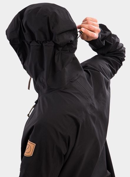 Kurtka przeciwdeszczowa męska Fjallraven Keb Eco-Shell Jacket. Czarne kurtki Fjällräven, na zimę, m, bez wzorów, z materiału, bez kaptura. Za 1,901.89 zł.