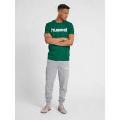 Koszulka sportowa z krótkim rękawem męska Hummel Cotton Logo. Zielone t-shirty sportowe Hummel, bez wzorów, bez ramiączek, do piłki nożnej. Za 59.00 zł.
