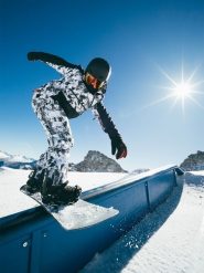 4F Spodnie snowboardowe membrana 15000 męskie - czarno-białe S. Białe spodnie narciarskie i snowboardowe 4F, m, bez wzorów, z materiału, snowboardowy. Za 599.99 zł.